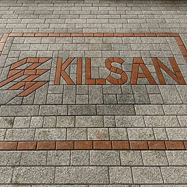 Taş ve Tuğla Dekorasyon Model-10-1 Logo işlenmiş kilit taşı döşeme modelleri